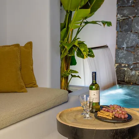 Koniko Santorini Private Pool Vóthon